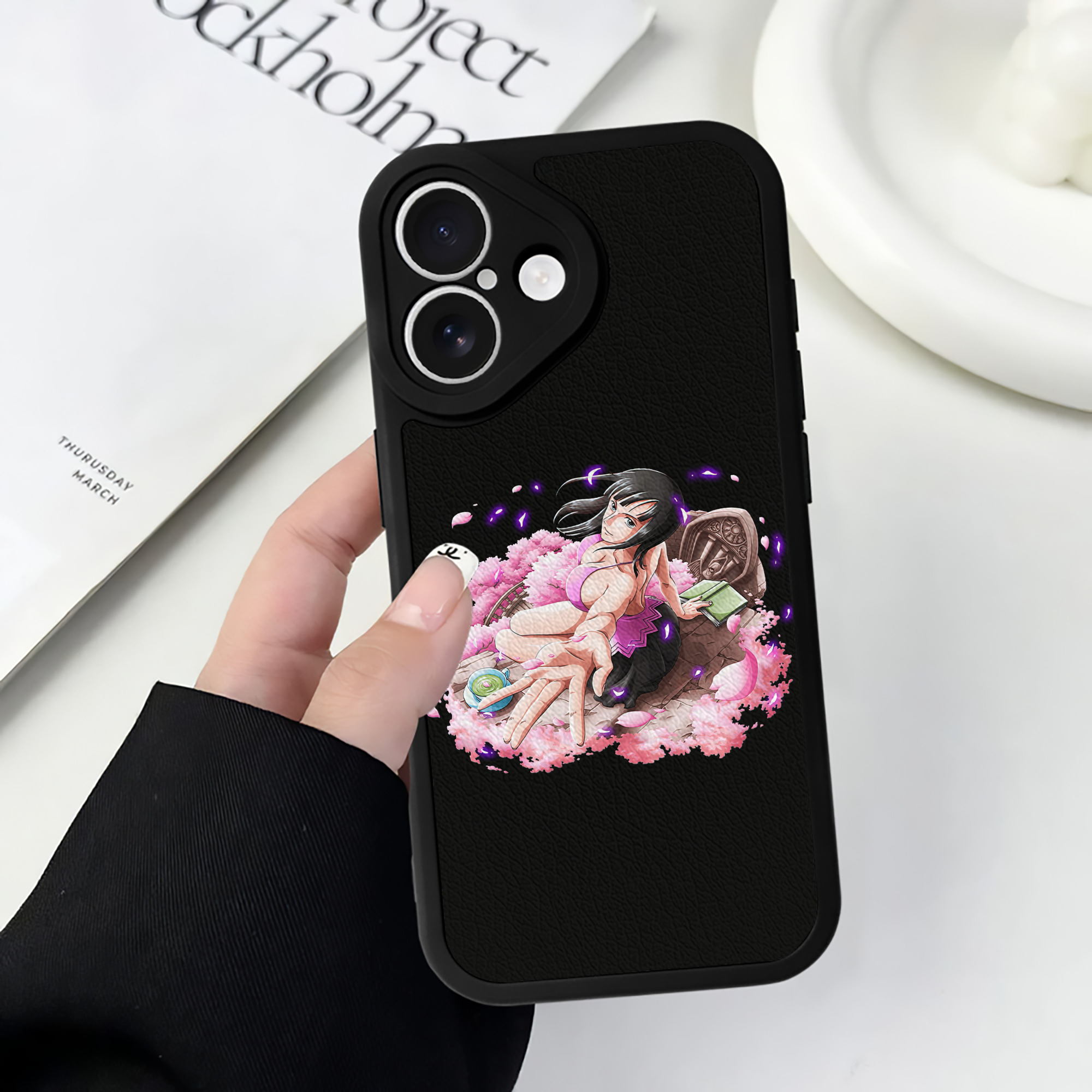 （画像用） ワンピース ニコ・ロビン ONE PIECE Nico Robin 【iPhone 16シリーズ対応】シリコンスマホケース（レザー調） 材質：シリコン
